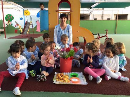 Nins i Nines profesora con niños en jardín