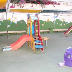 Nins i Nines patio con juegos infantiles